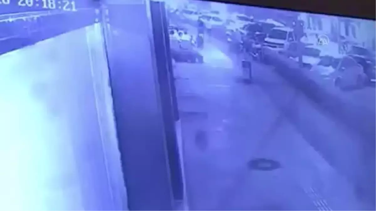 Son dakika haberi! Kontrolden çıkan aracın iş yerine ve araçlara çarpması güvenlik kamerasına yansıdı