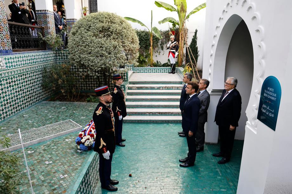 Macron, Paris\'teki Büyük Camii\'yi ziyaret etti