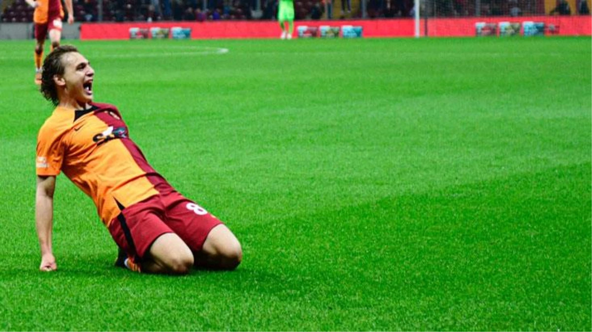 Oğlu Galatasaray formasıyla ilk golünü kaydetti, eski futbolcu tribünde gözyaşlarını zor tuttu