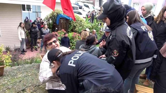 Polis yıkıma engel olmak isteyen vatandaşı el öperek ikna etti Polis yıkıma engel olmak isteyen vatandaşı el öperek ikna etti