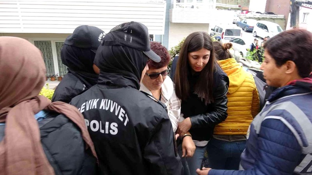 Polis yıkıma engel olmak isteyen vatandaşı el öperek ikna etti Polis yıkıma engel olmak isteyen vatandaşı el öperek ikna etti