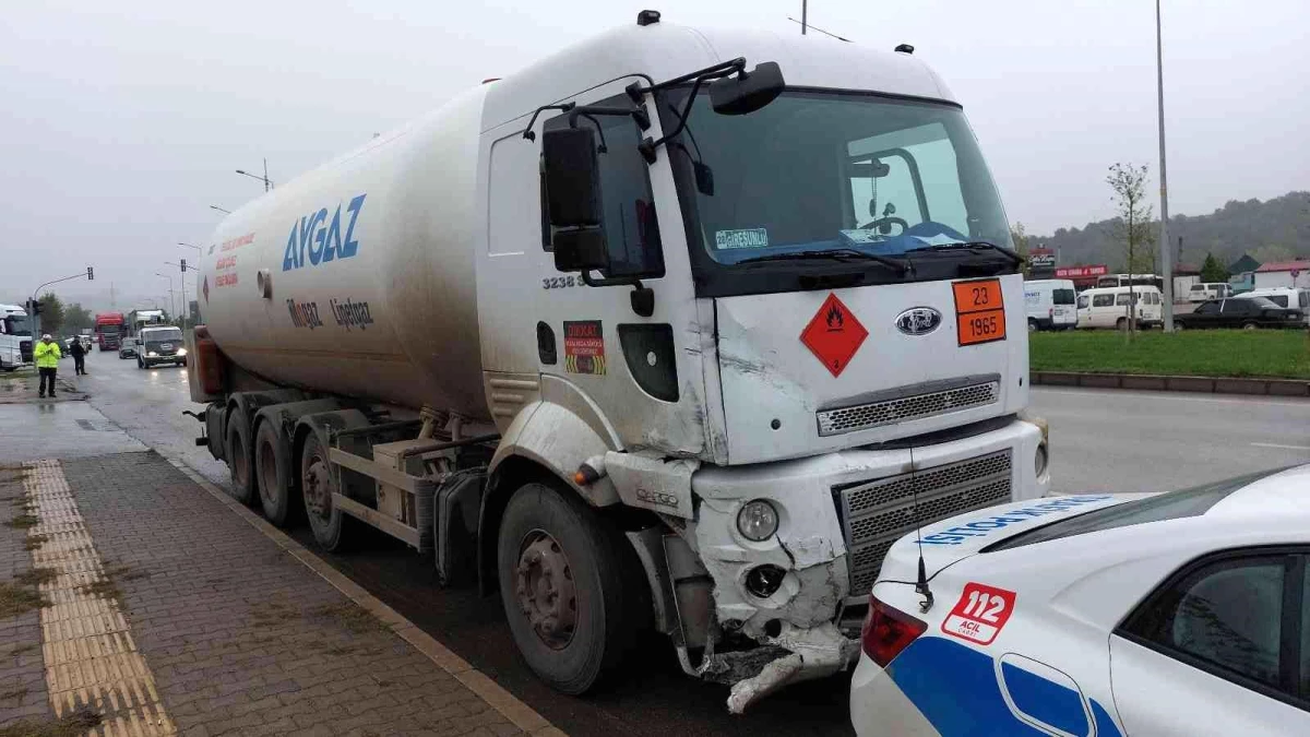 Son dakika haber... Samsun\'da LPG yüklü tanker otomobil ile çarpıştı: 1 yaralı