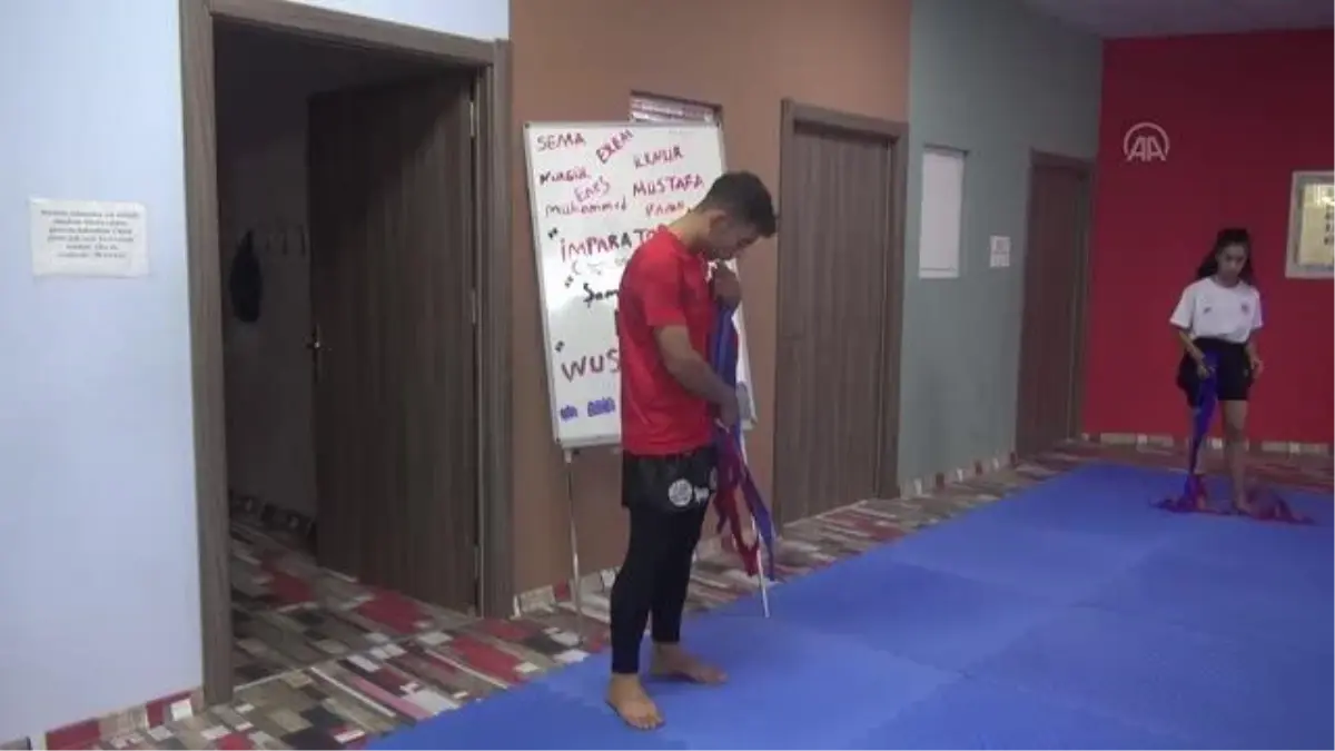 ŞANLIURFA - Mevsimlik tarım işçisi Yasin Kaçıran, Balkan Şampiyonası\'nda altın madalya aldı