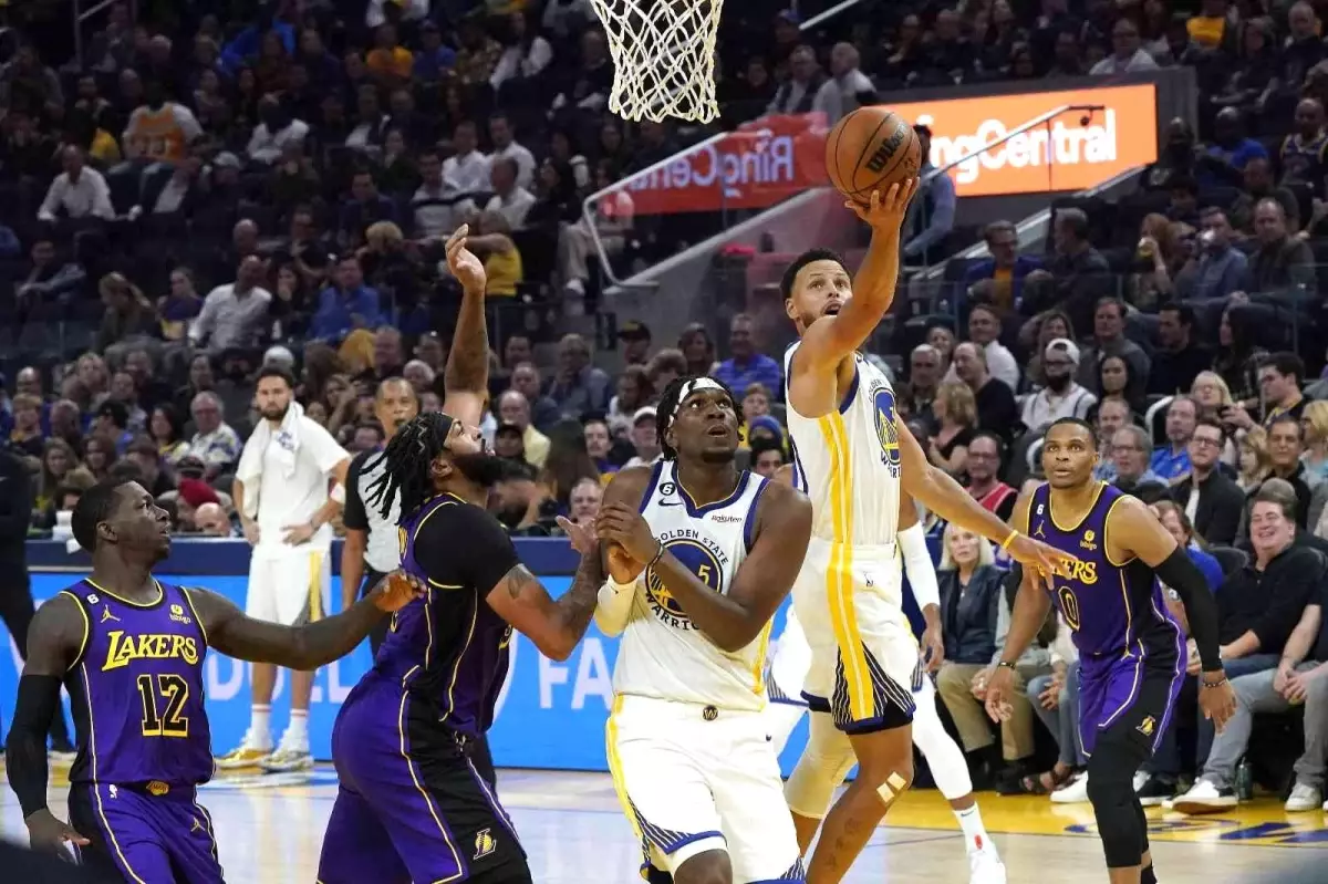 Son şampiyon Golden State Warriors galibiyetle başladı