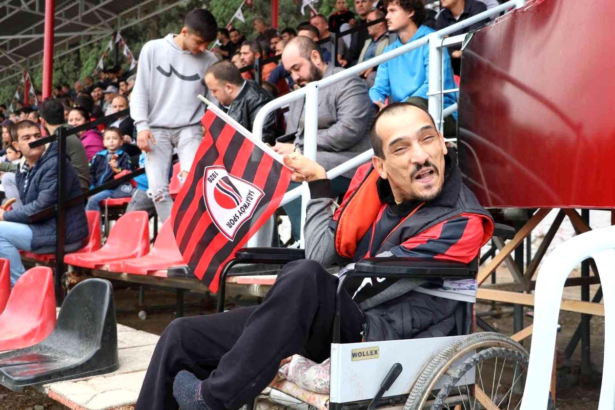 Tekerlekli sandalyesiyle takımını yalnız bırakmıyor