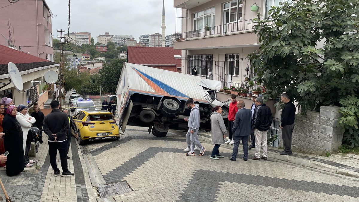 Son dakika haber! Üsküdar\'da otomobile ve binaya çarpan kamyonetin yan yattığı kazada 1 kişi yaralandı