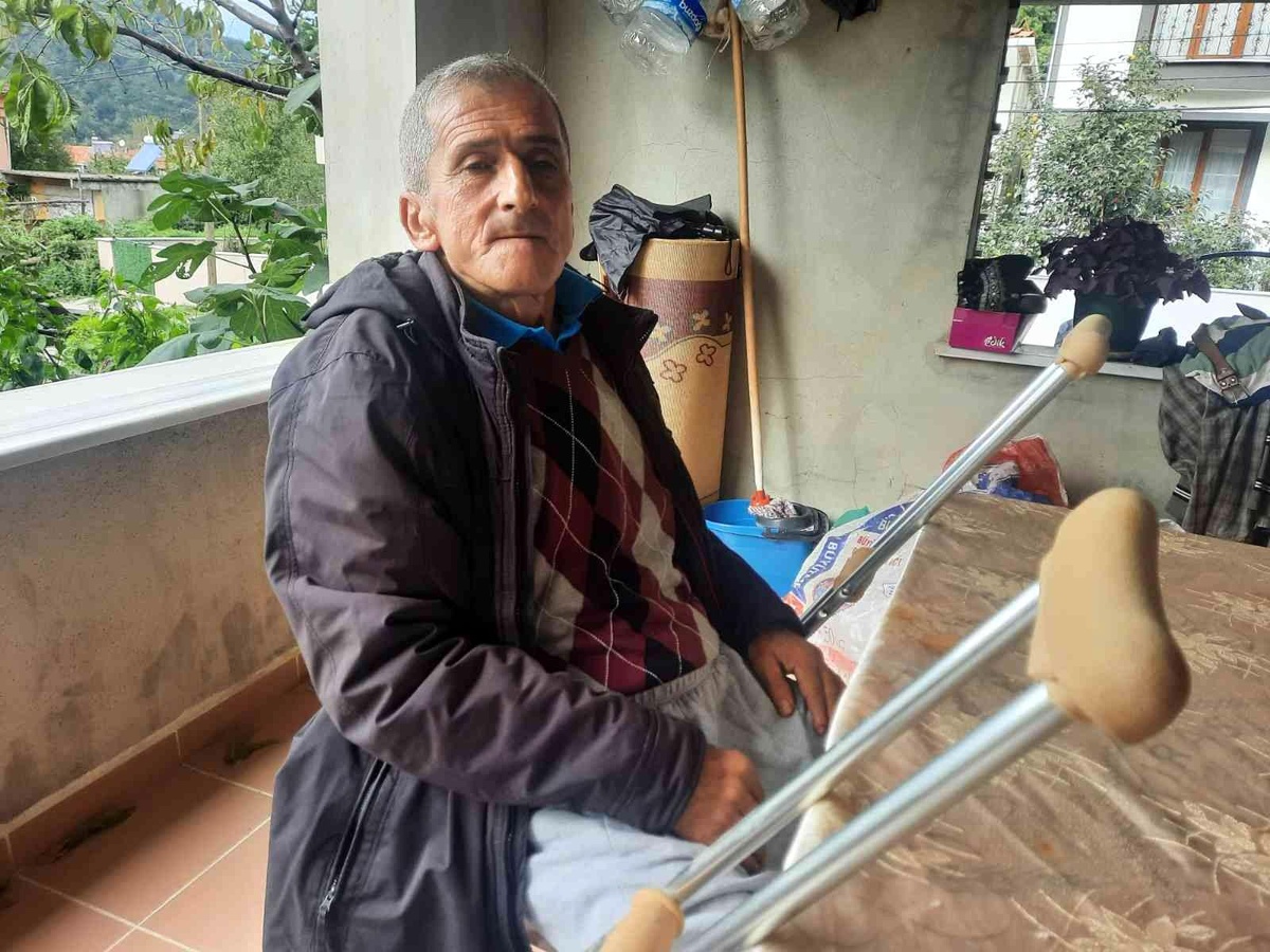Son dakika haber | Yere düşen Türk bayrağını direğe asmak isterken düşen vatandaş ölümden döndü
