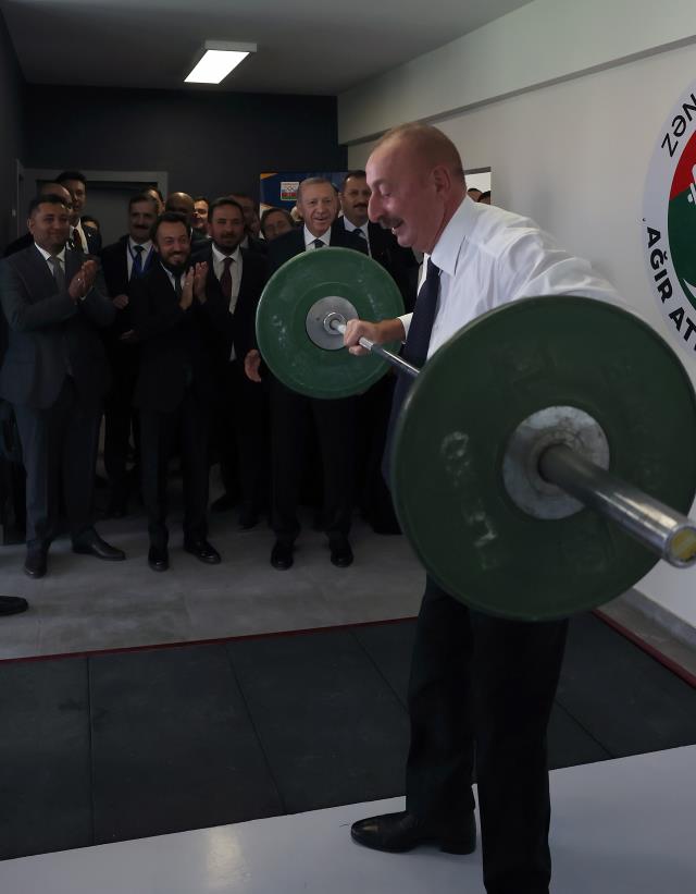 60'lık Aliyev halter kaldırdı, Cumhurbaşkanı Erdoğan şaşkınlıkla izledi