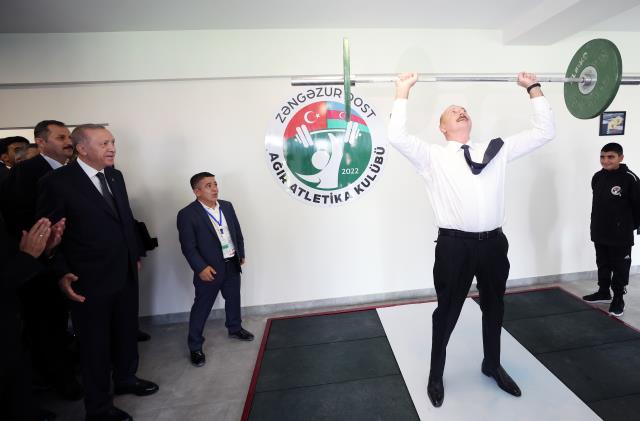 60'lık Aliyev halter kaldırdı, Cumhurbaşkanı Erdoğan şaşkınlıkla izledi