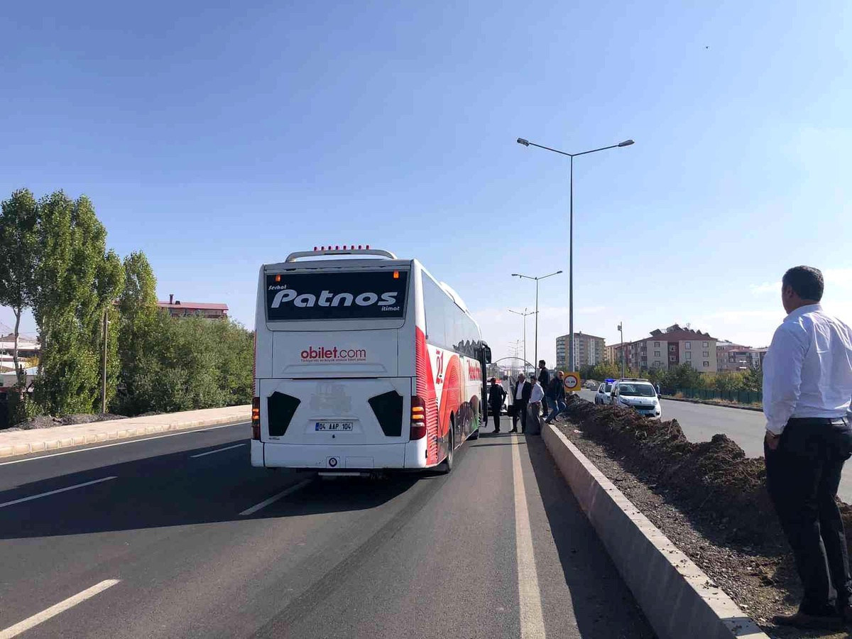 Ağrı 3. sayfa haberi... Ağrı çevre yolunda kaza; 20 yaşındaki genç yoğun bakımda