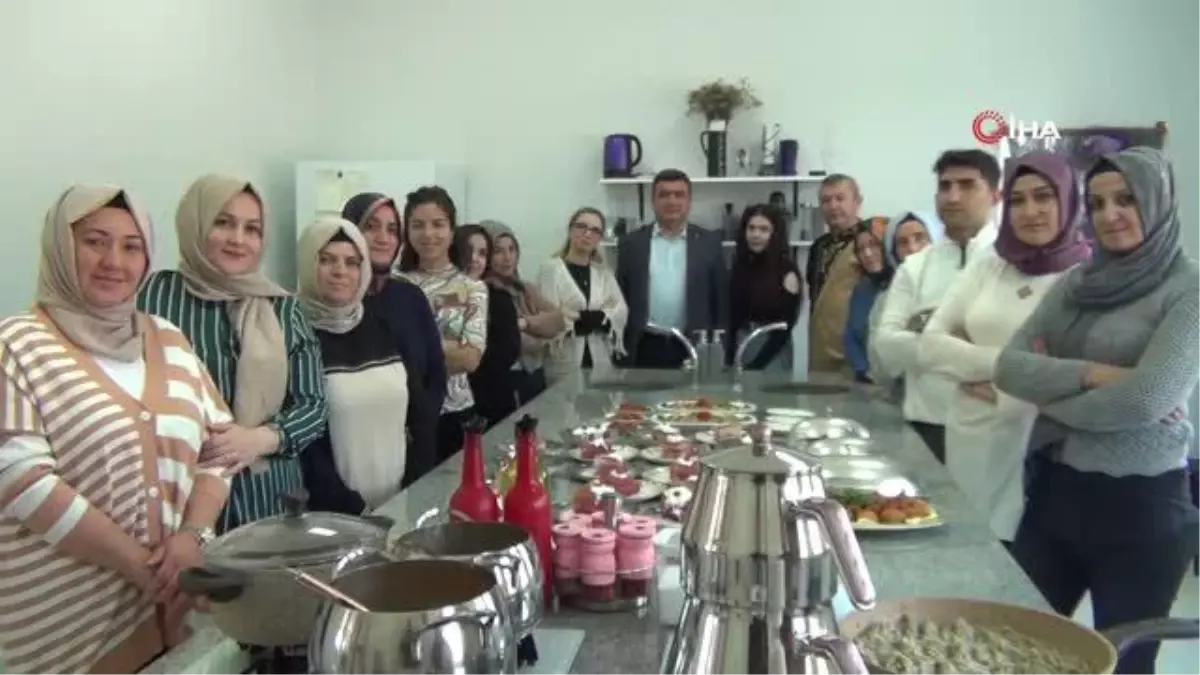 Aldıkları eğitimle yemek yapmanın püf noktalarını öğreniyorlar