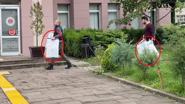 Amasra'da patlama yaşanan maden ocağında toplanan deliller adliyeye getirildi Amasra'da patlama yaşanan maden ocağında toplanan deliller adliyeye getirildi