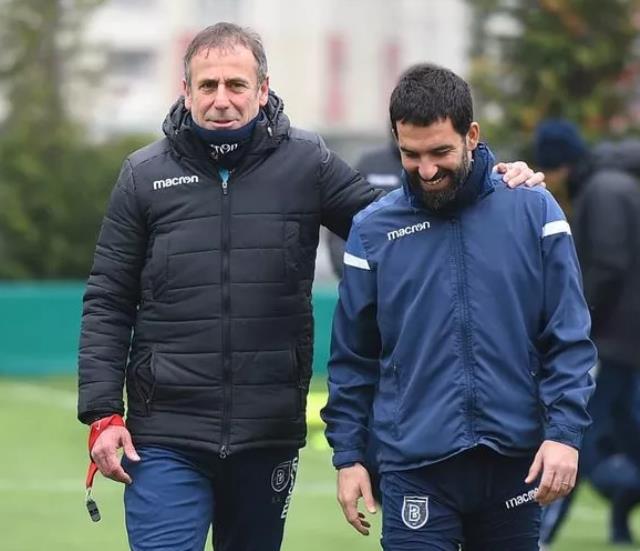 Arda Turan'dan herkese ters köşe! Galatasaray'ın ezeli rakibine antrenör oluyor Arda Turan'dan herkese ters köşe! Galatasaray'ın ezeli rakibine antrenör oluyor