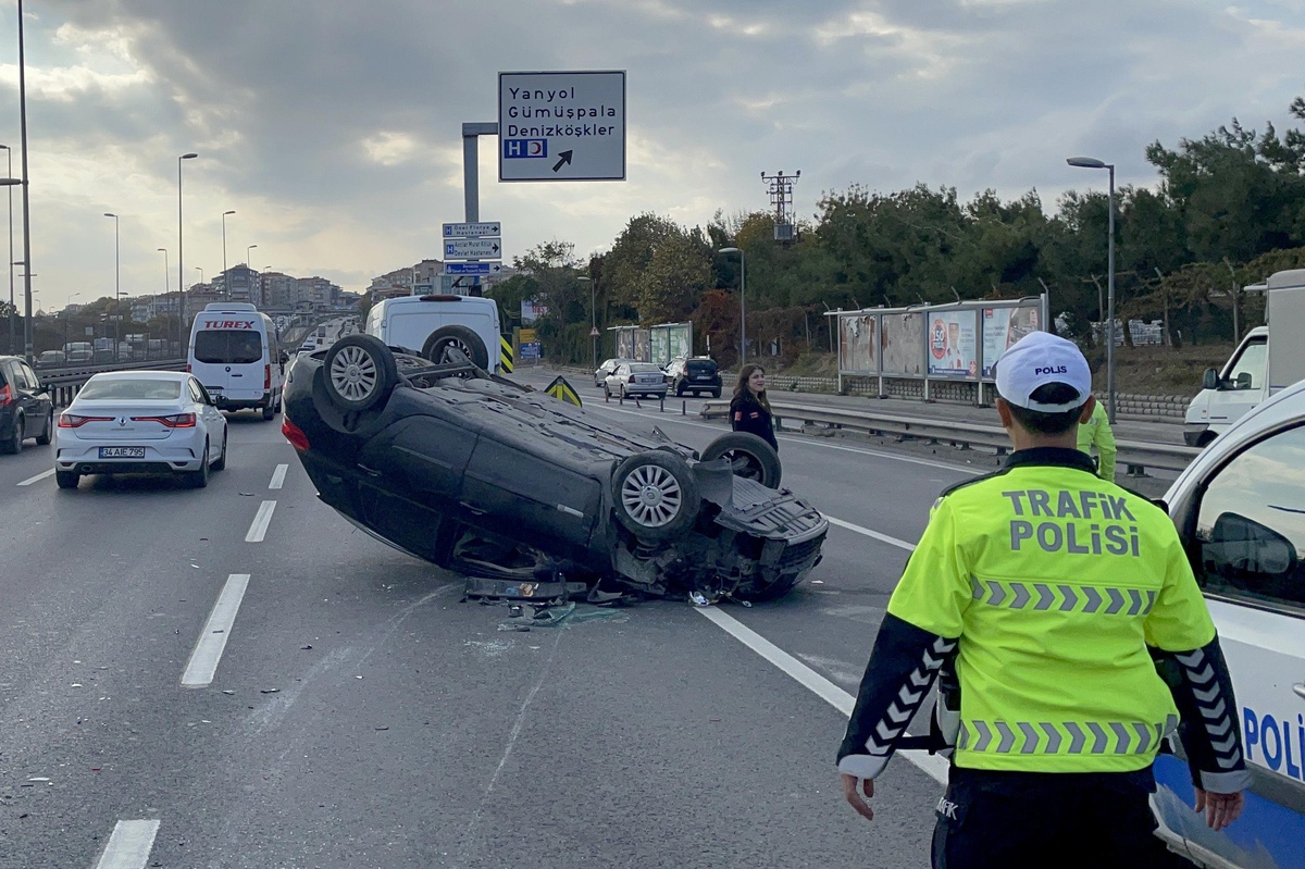 Avcılar\'da otomobil minibüse çarparak ters döndü, 1 kişi yaralandı