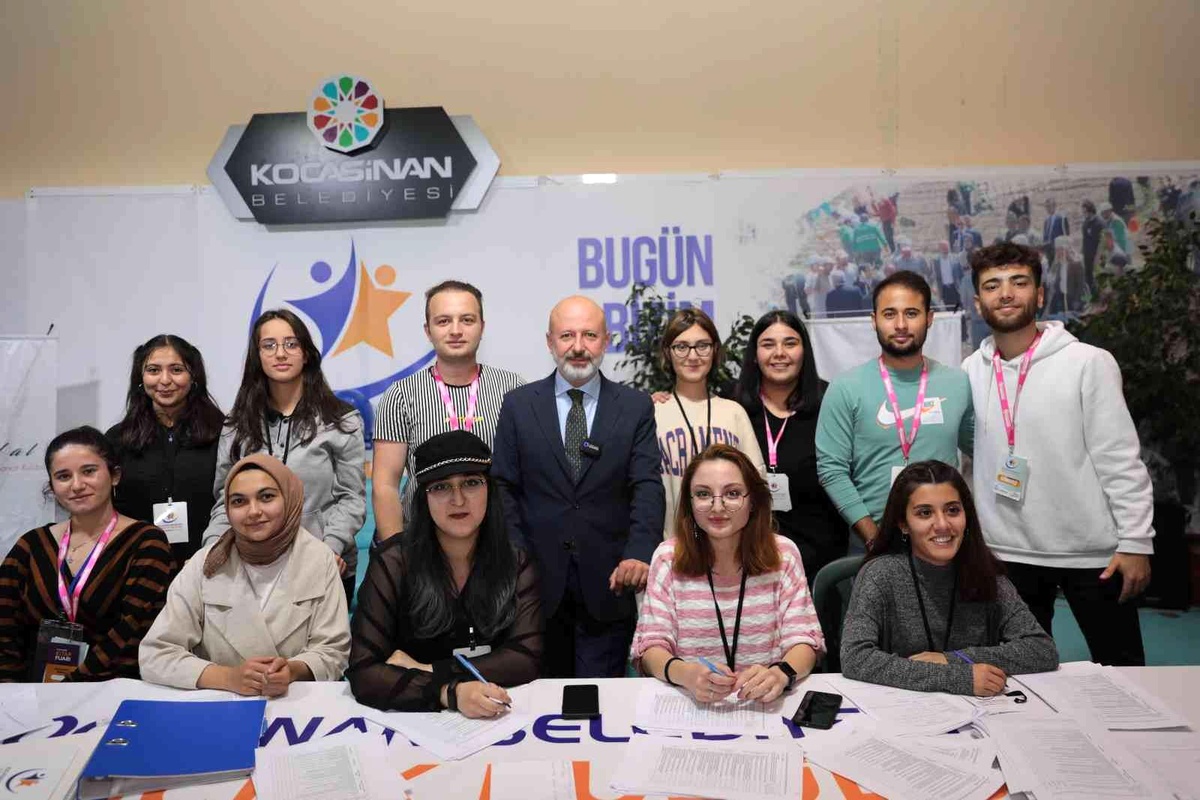 Başkan Çolakbayrakdar Kitap Fuarı\'nda şiir okudu
