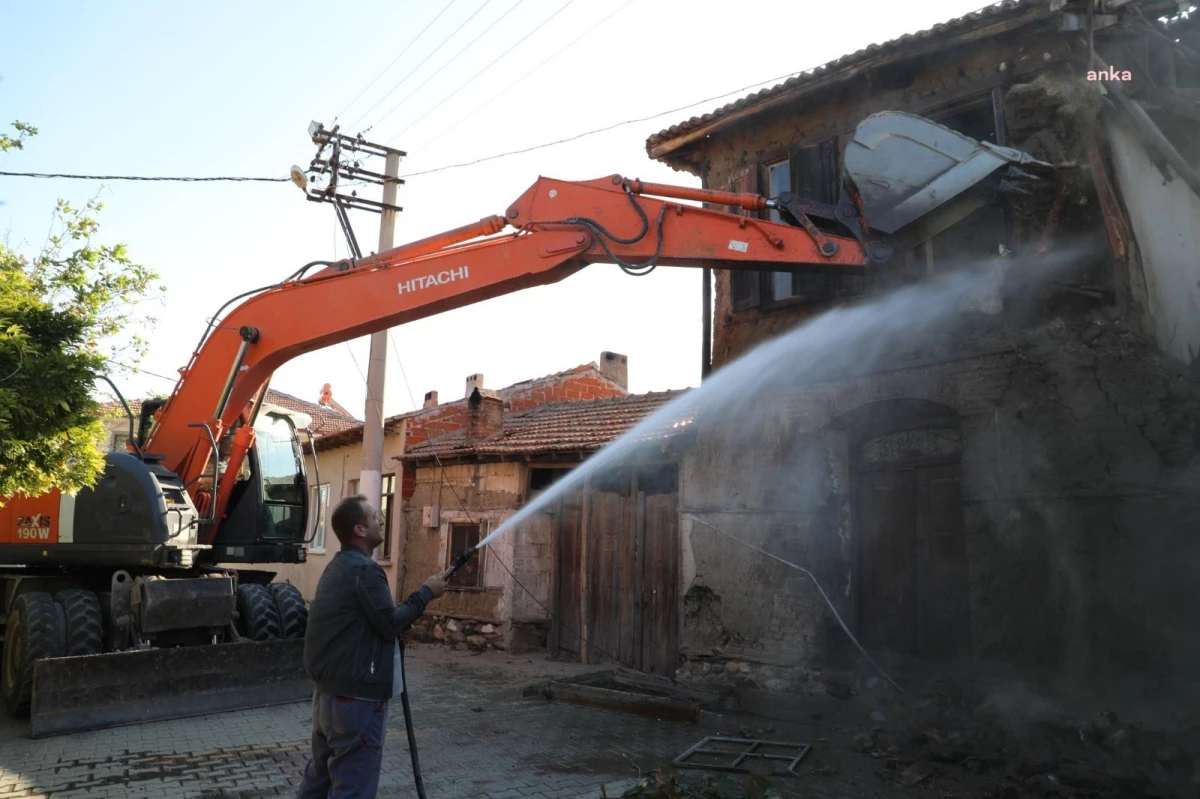 Balıkesir yerel haberi... Burhaniye\'de Metruk Binalar Yıkılıyor