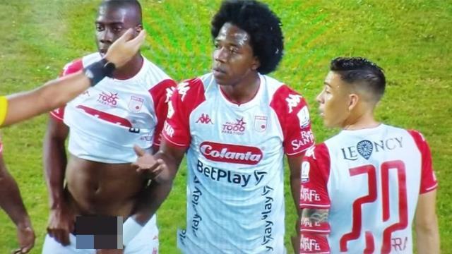 Çağ dışı taktik! Rakibin dikkatini dağıtmak için barajda cinsel organını gösterdi