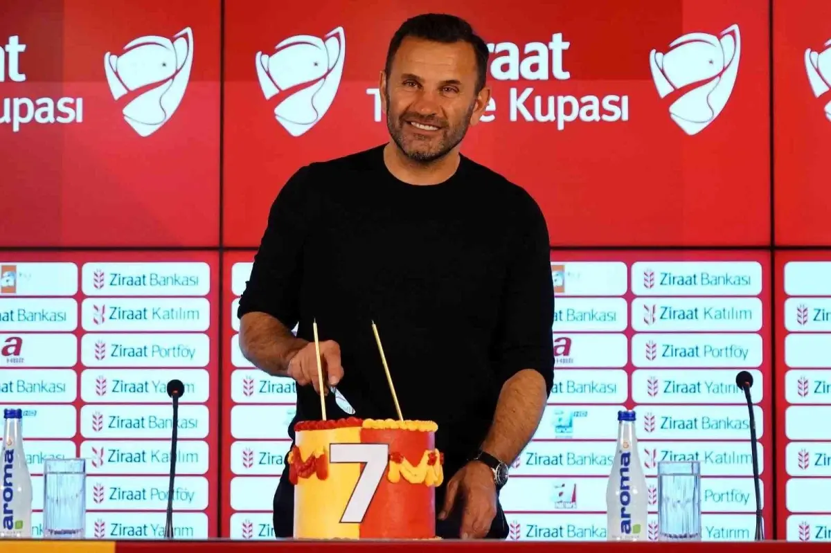 Okan Buruk\'a canlı yayında büyük sürpriz! Oğlu, elinde pasta ile geldi