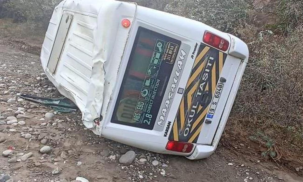 Çorum haber! Çorum\'da devrilen okul servisindeki 16 kişi yaralandı