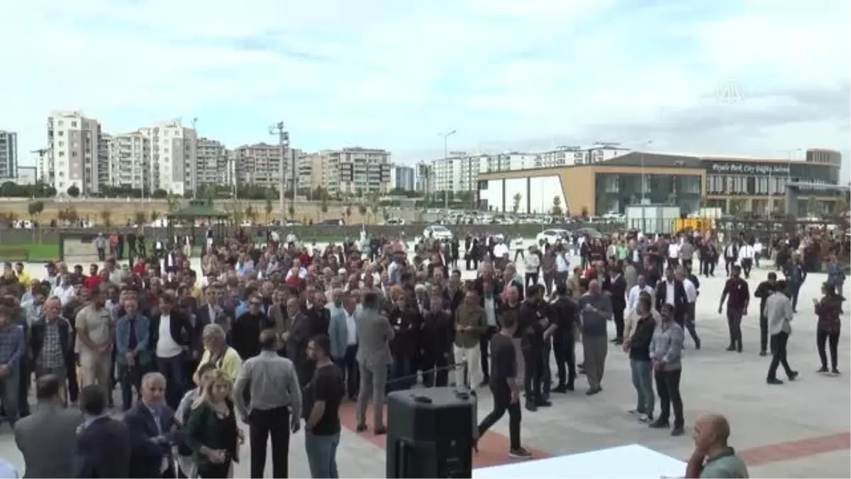 DİYARBAKIR - İİş insanı Raif Türk kendi adına yaptırılan okulda son yolculuğuna uğurlandı