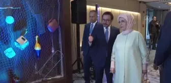Emine Erdoğan, Anadolu Ajansı Çevre Forumu'nda atık parçalarla hazırlanan sergiyi gezdi