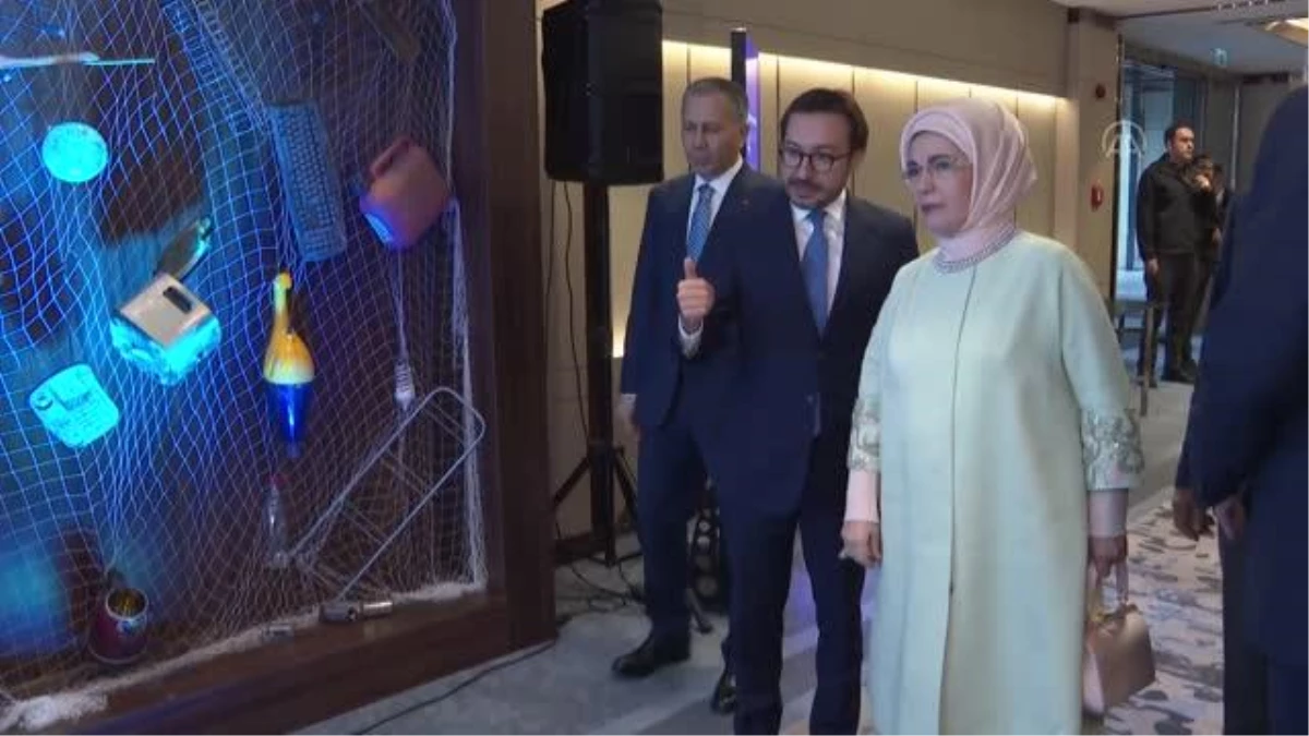 Emine Erdoğan, Anadolu Ajansı Çevre Forumu\'nda atık parçalarla hazırlanan sergiyi gezdi