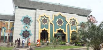 Endonezya'da İslami Merkez Camii'nin kubbesi çıkan yangın sonucunda çöktü (2)