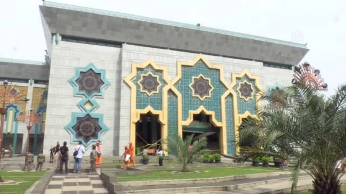 Endonezya\'da İslami Merkez Camii\'nin kubbesi çıkan yangın sonucunda çöktü (2)