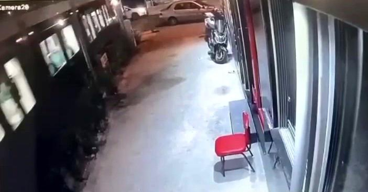 Son dakika haberleri! Eyüpsultan\'da tramvay ve otomobil çarpıştı, o anlar kameraya yansıdı