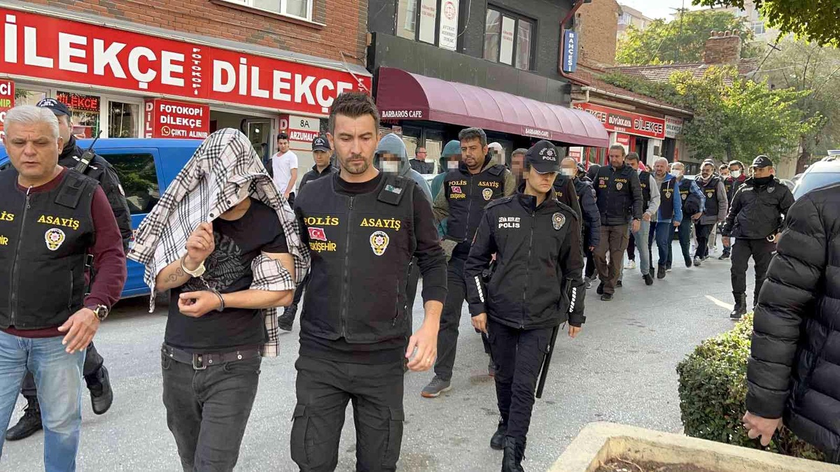 Son dakika haberi! Fuhuş operasyonunda yakalanan 12 kişi adliyeye sevk edildi