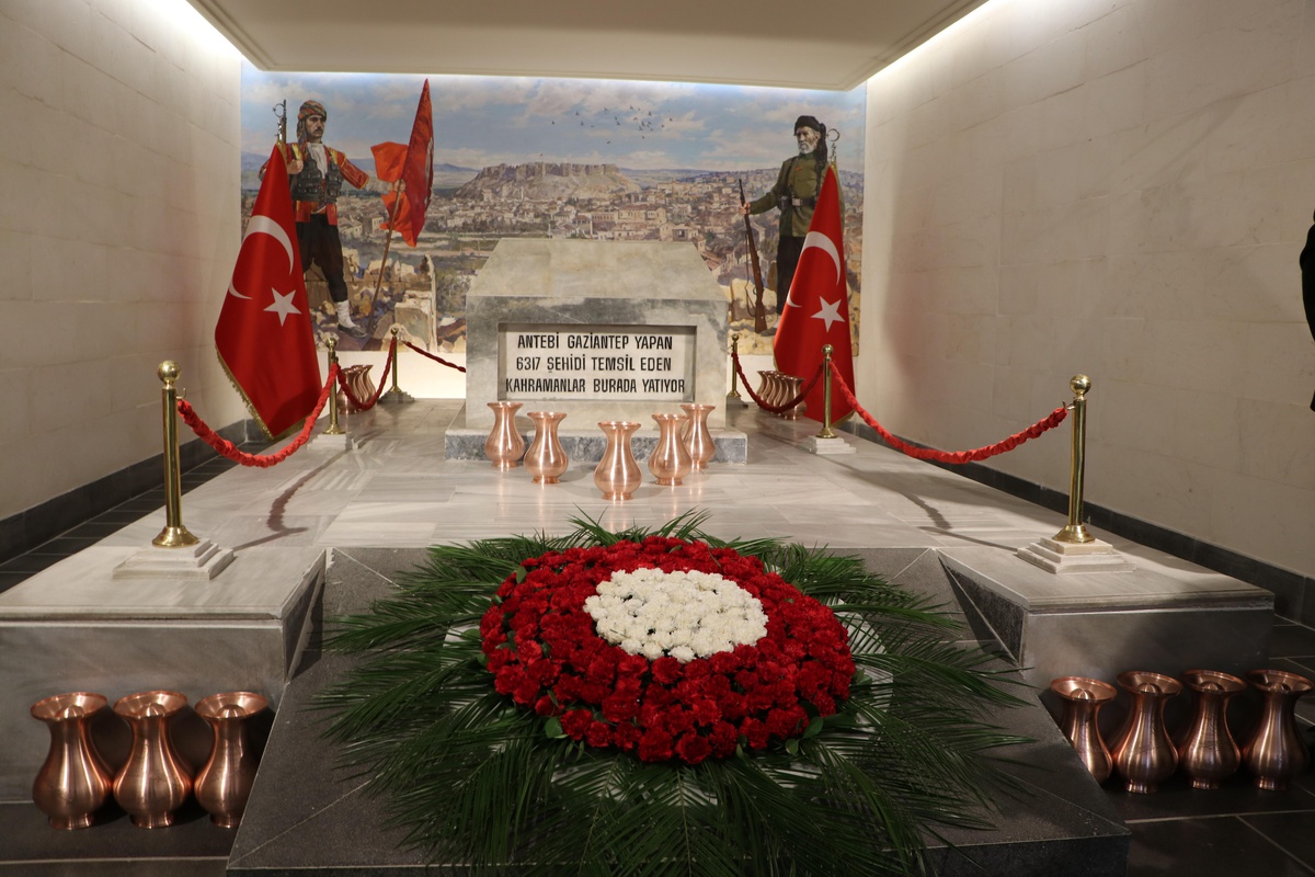 Son dakika haber... Gaziantep Şehitlik Abidesi\'ne 22 şehitlik ve cephelerden getirilen toprak koyuldu