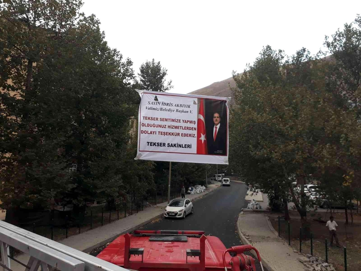 Hakkari haber! Hakkari Valisi Akbıyık\'a fotoğraflı pankartlı teşekkür