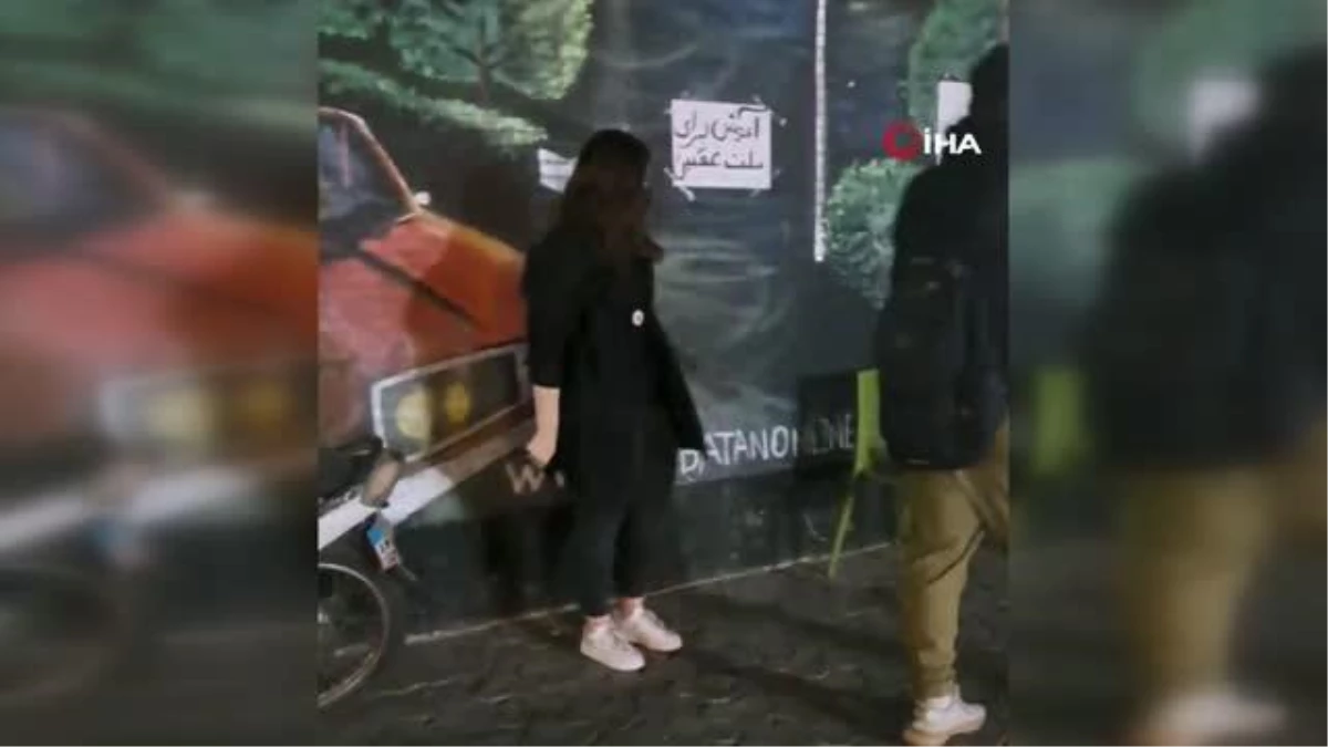 İran\'da genç kadınlar tepkilerini sarılarak gösterdi