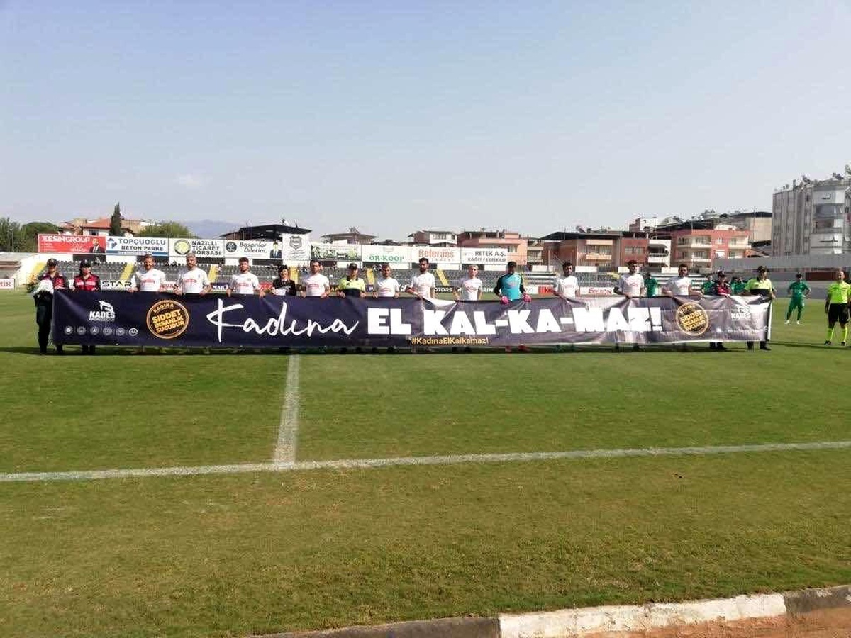 Jandarmadan stadyumda, \'Kadına El Kalkamaz\' pankartı
