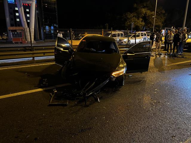 Makas atarken 2 aracın arasından geçmeye çalıştı! Sonu herkes için kötü bitti