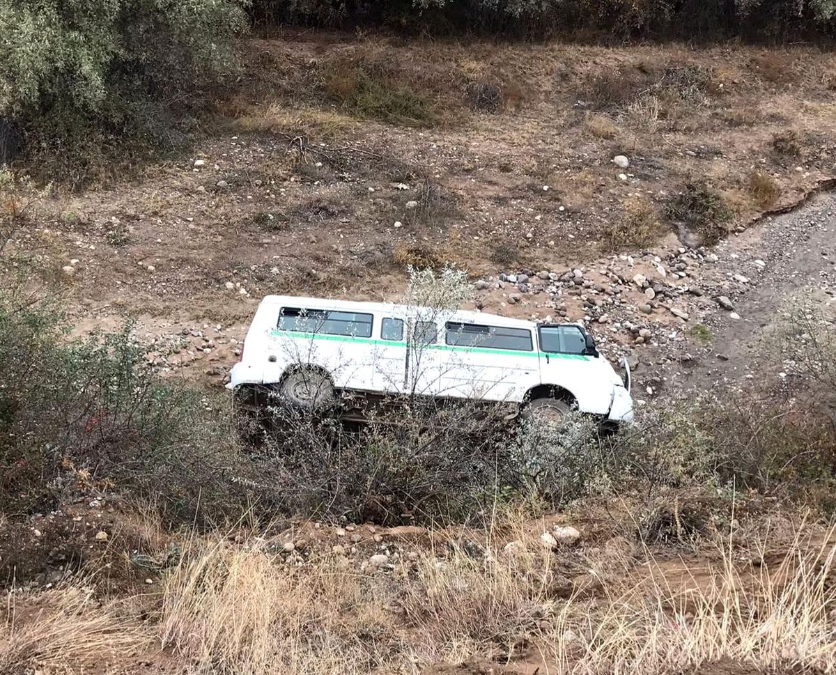 Öğrenci servisi dere yatağına devrildi: 15\'i çocuk 16 yaralı
