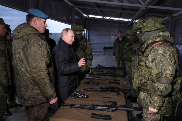 Putin, kısmi seferberlikle orduya alınan askerleri denetledi