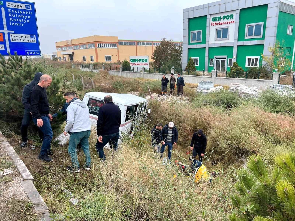 Son Dakika | Servis aracının otomobille çarpıştığı kazada 14 kişi yaralandı
