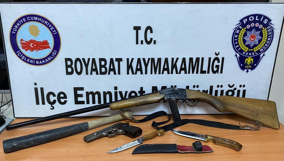 Sinop haberleri... Sinop\'ta 3 kişiyi darbedip araçtaki ses sistemini gasbeden 2 şüpheli tutuklandı