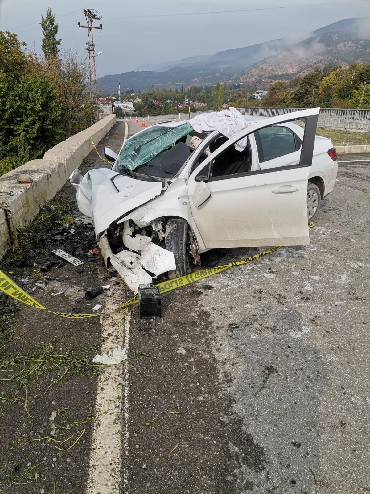Sivas haber: Sivas\'ta refüje çarpan otomobilin sürücüsü öldü