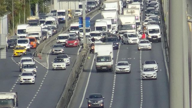 Son dakika: E-5 Karayolu Beylikdüzü istikametinde minibüse çarpan otomobil takla attı! Yol tamamen trafiğe kapandı Son dakika: E-5 Karayolu Beylikdüzü istikametinde minibüse çarpan otomobil takla attı! Yol tamamen trafiğe kapandı