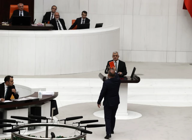 Fakıbaba'nın istifası Meclis'i gerdi! Sakinliğiyle bilinen Bülent Turan, HDP'li ismin lafını duyunca yerinden sıçradı