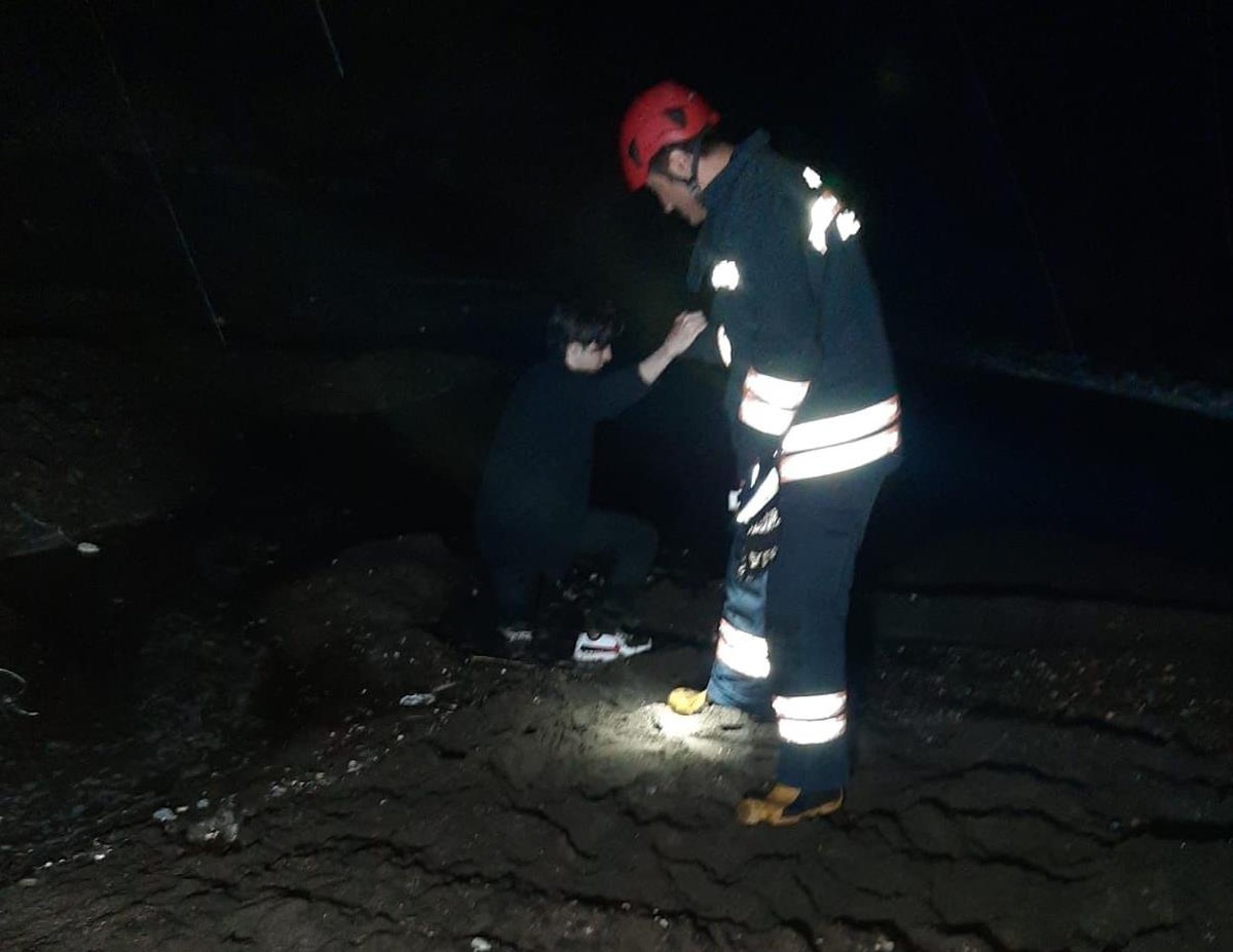 Son dakika haberi... Trabzon\'da bataklığa saplanan kişiyi itfaiye ekipleri kurtardı