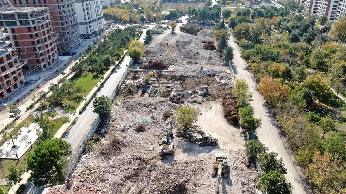 Yıkılan binanın altında kalmaktan son anda kurtuldular