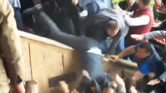 6 yıl önce yöneticiyi tribünden aşağıya atmışlardı! Türkiye Kupası'nda herkesi korkutan eşleşme gerçekleşti 6 yıl önce yöneticiyi tribünden aşağıya atmışlardı! Türkiye Kupası'nda herkesi korkutan eşleşme gerçekleşti