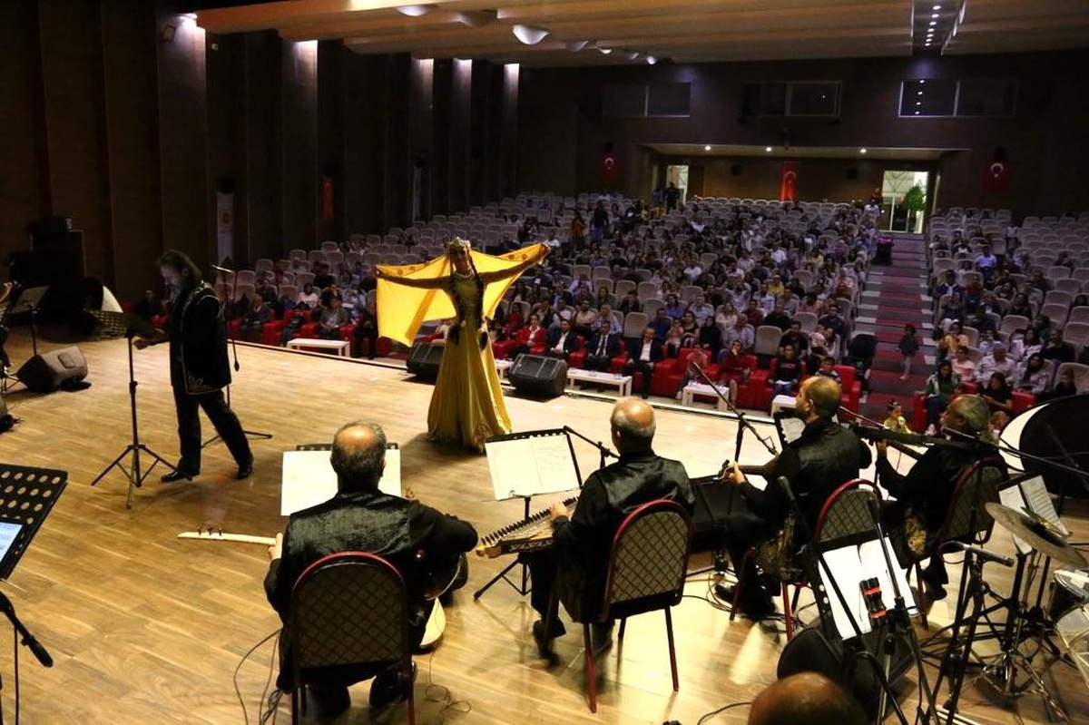 "Asya\'dan Avrupa\'ya" Türk Dünyası Müzik Topluluğu konseri düzenlendi
