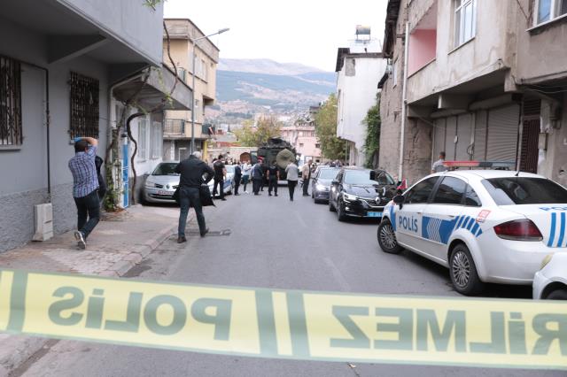 Ateş açtığı 3 polisi yaraladı, ölü ele geçirildi Ateş açtığı 3 polisi yaraladı, ölü ele geçirildi