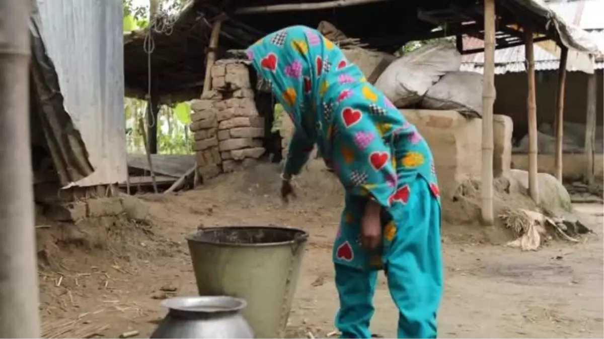 Bangladeş'te yaşayan 96,5 santimetre boyundaki Masura Begum