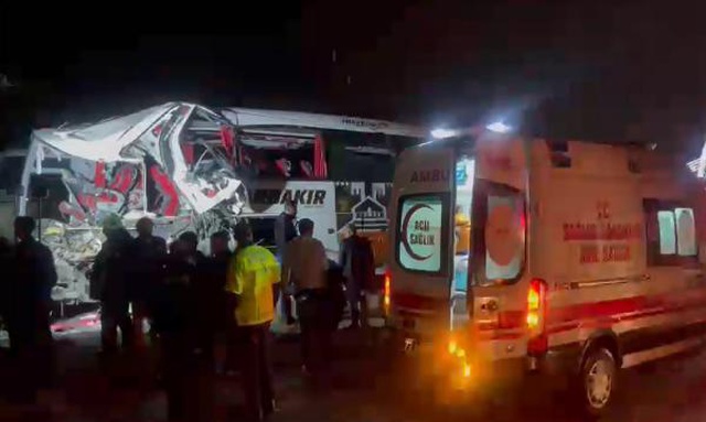 Batman'da yolcu otobüsü kum yüklü kamyona çarptı: 1 ölü, 22 yaralı Batman'da yolcu otobüsü kum yüklü kamyona çarptı: 1 ölü, 22 yaralı