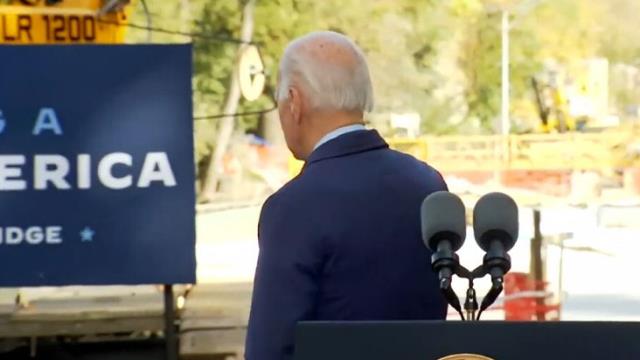 Biden'ın bu sefer yaptığı yok artık dedirtti! Kürsüde boşlukla konuştu Biden'ın bu sefer yaptığı yok artık dedirtti! Kürsüde boşlukla konuştu